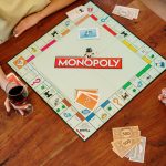 due persone al tavolo che giocano al gioco monopoly