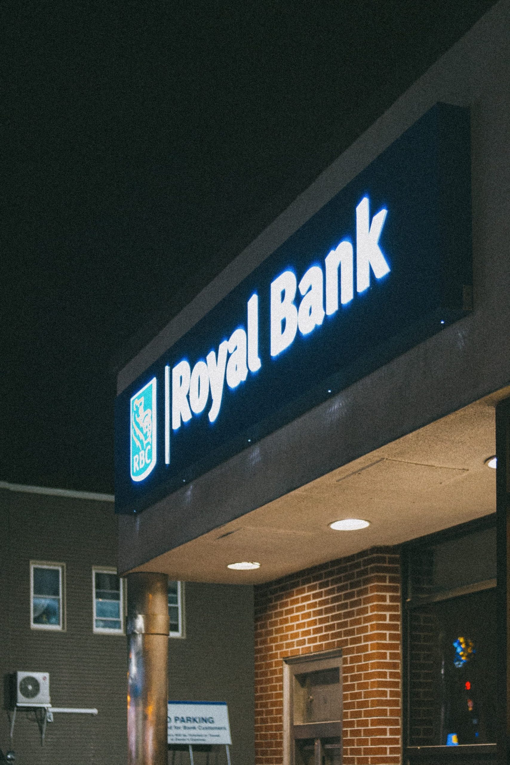 insegna luminosa su edificio ''royal bank''