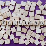 scritta resiliency su quadratini di legno con sondo viola
