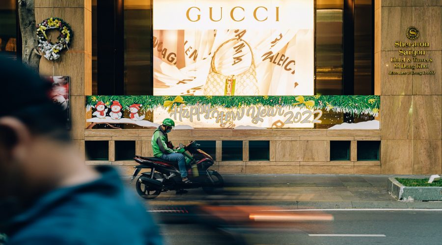 Vetrina su strada Gucci