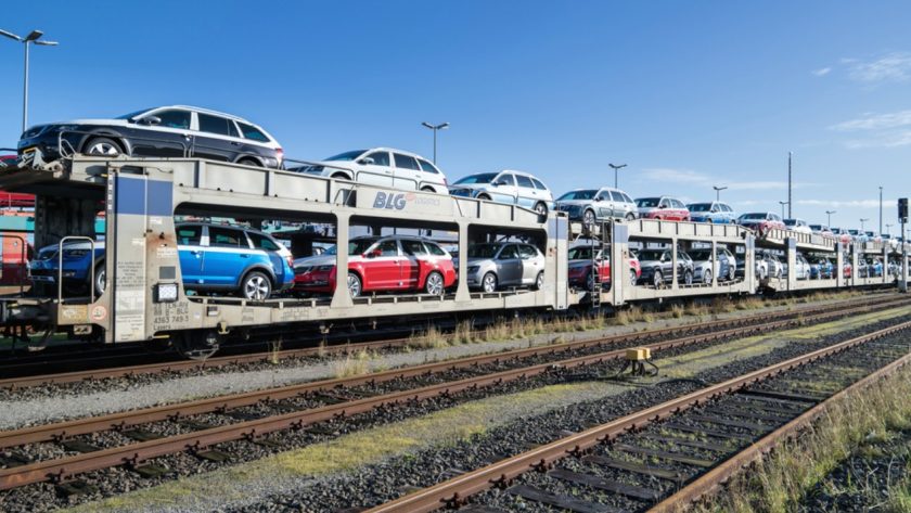 autotreno che trasporta macchine su rotaie