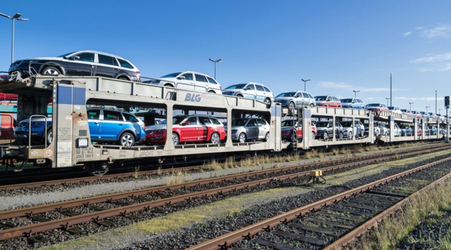 autotreno che trasporta macchine su rotaie