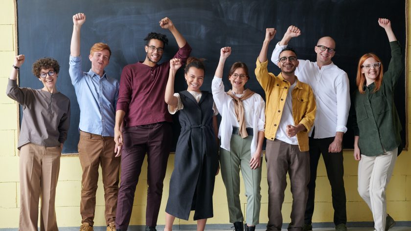 docenti giovani davanti una lavagna di scuola