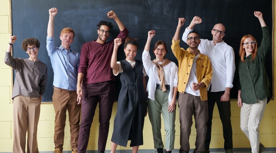 docenti giovani davanti una lavagna di scuola