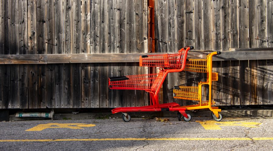 due carrelli in fila fuori dal supermercato