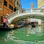 vista di uno ei canali di venezia, con ponte e due gondole