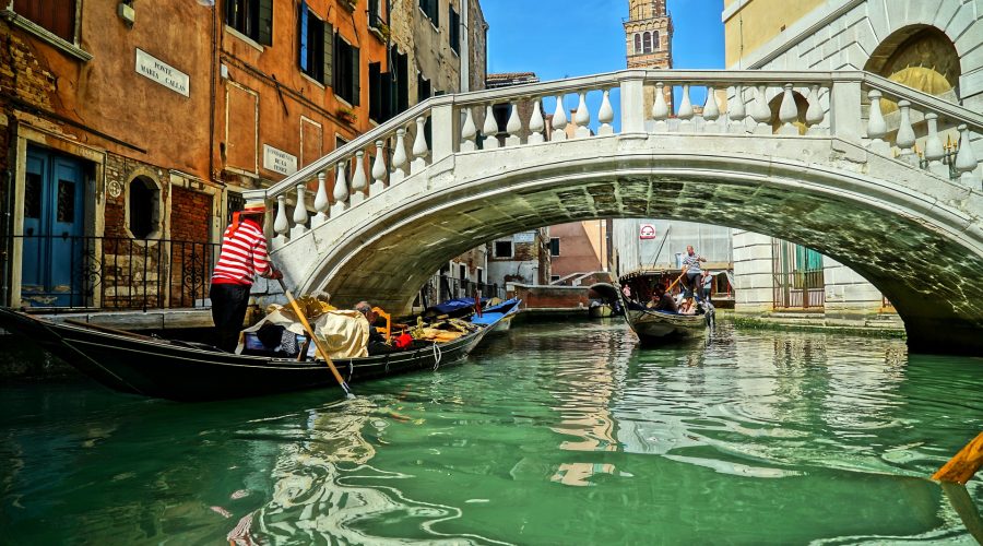 vista di uno ei canali di venezia, con ponte e due gondole